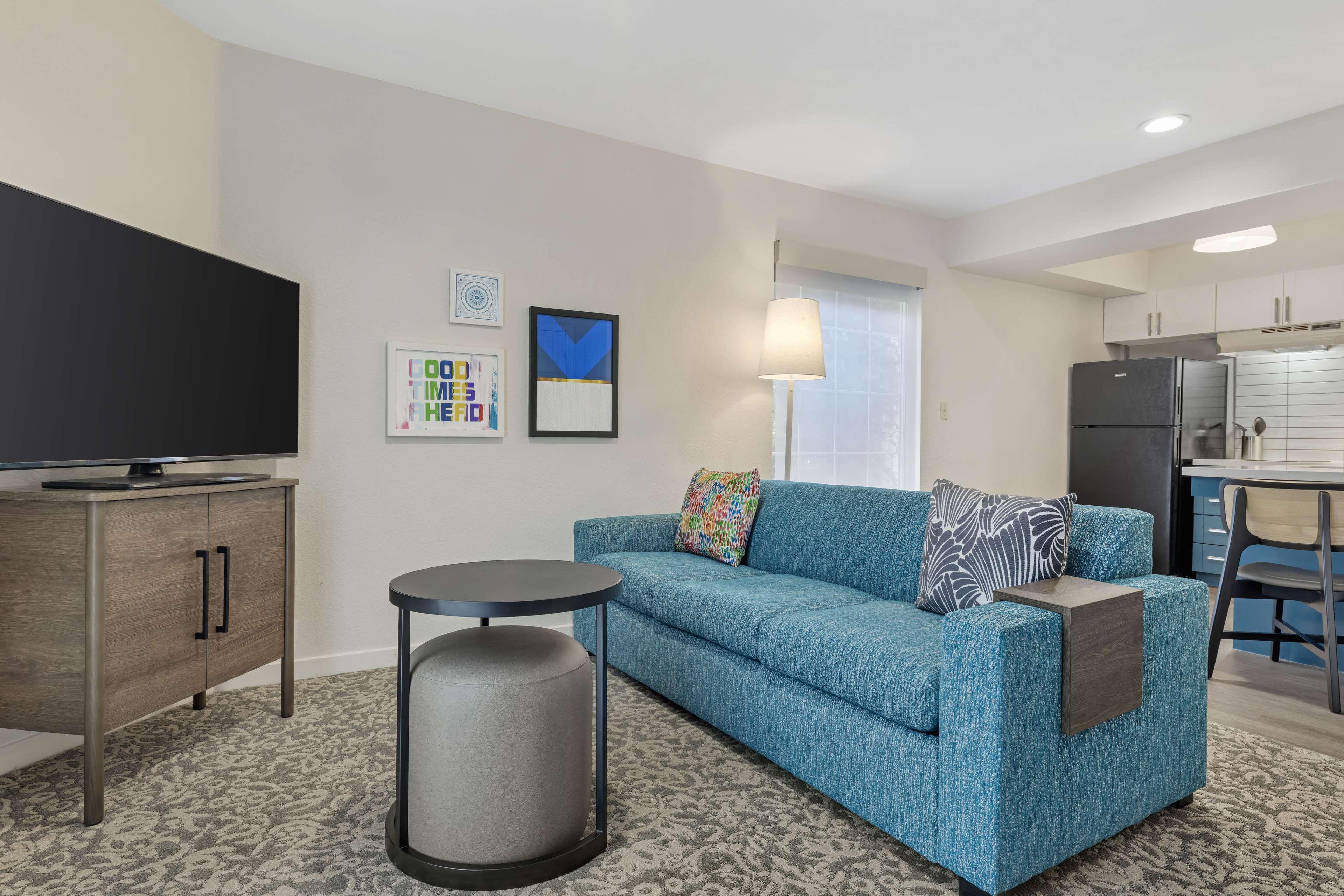 One Bedroom Suite - Queen - Mobility Accessible - Roll-In Shower image