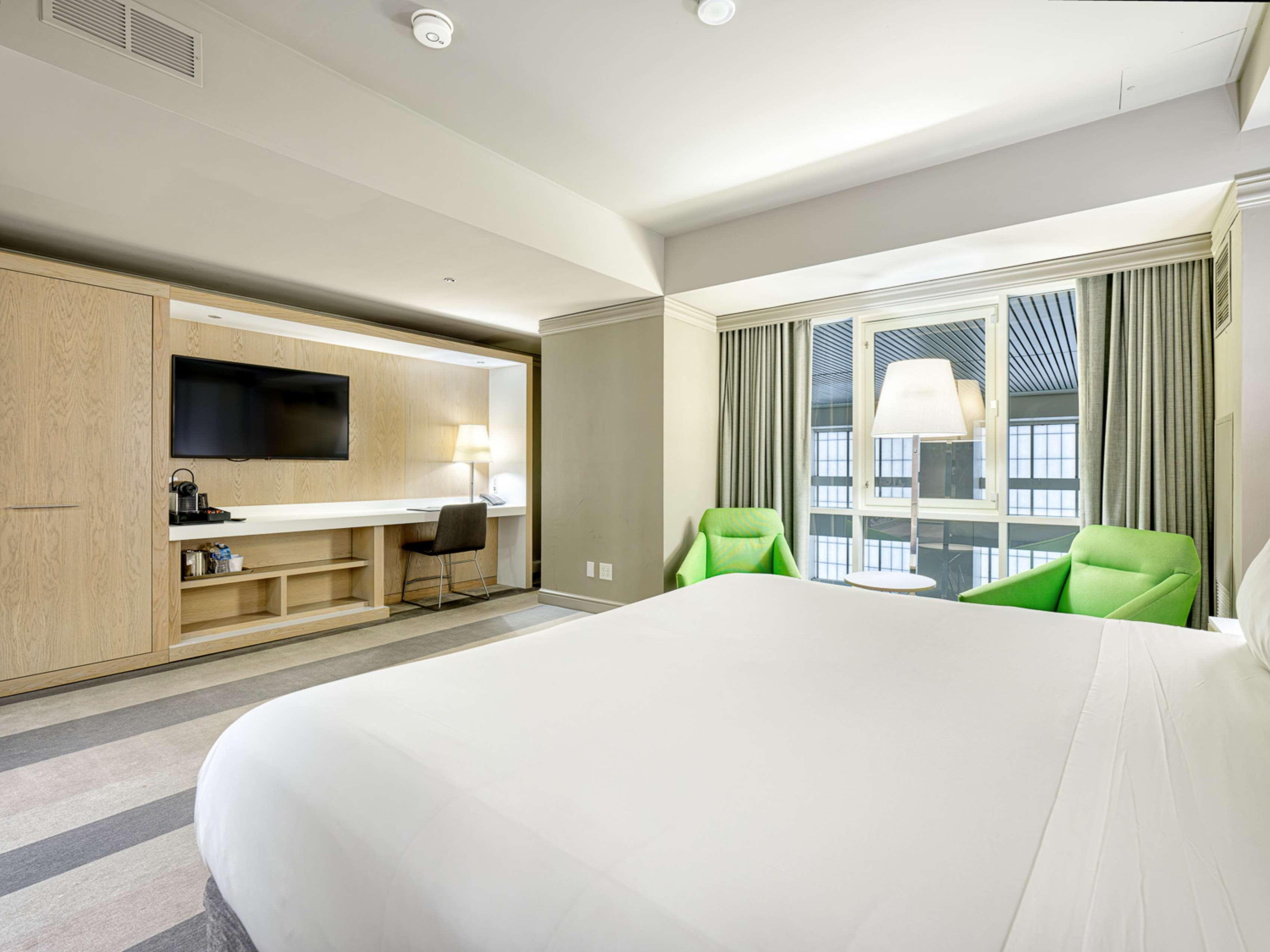 Deluxe King Room - Atrium View image