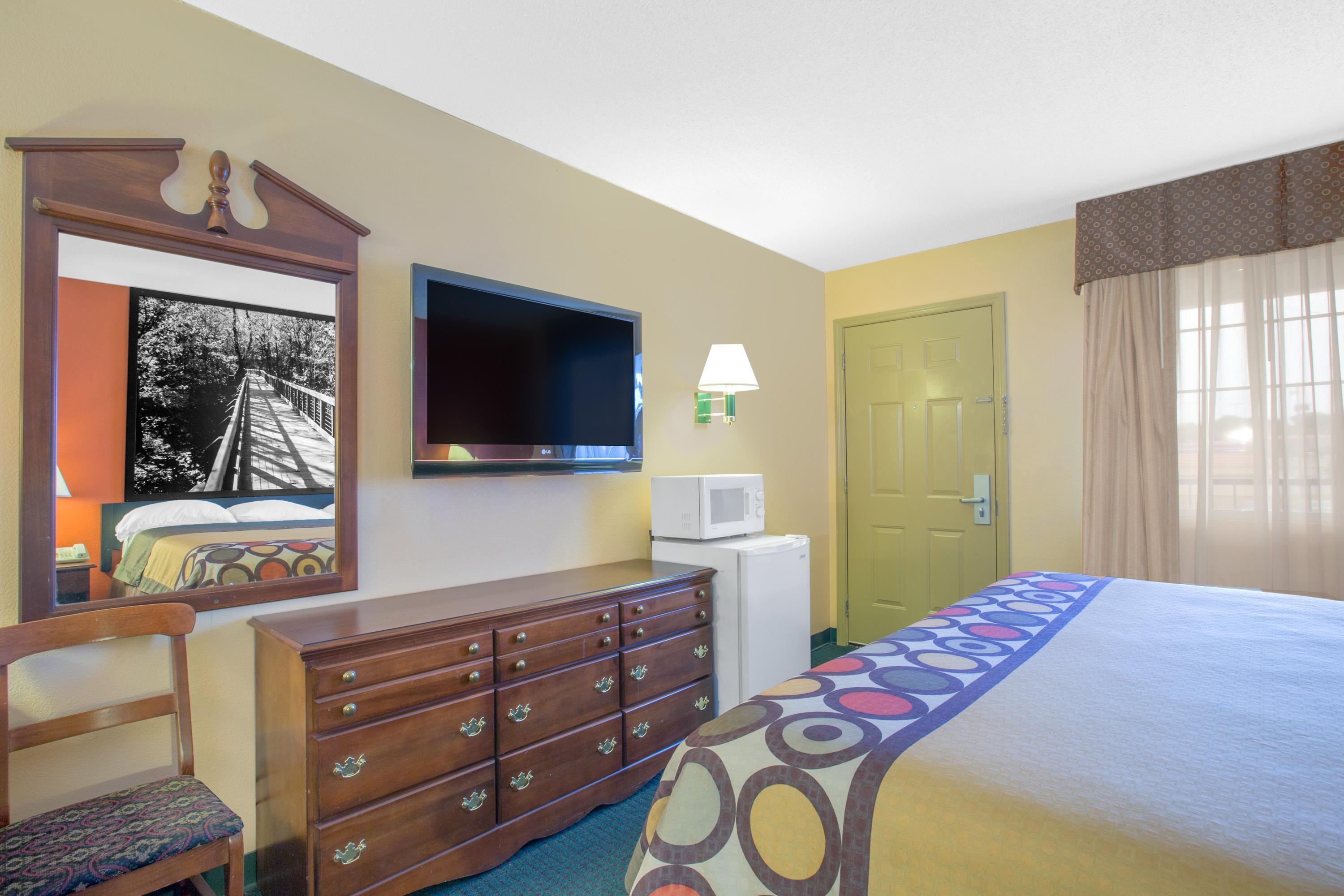 1 King Bed Non Smoking image