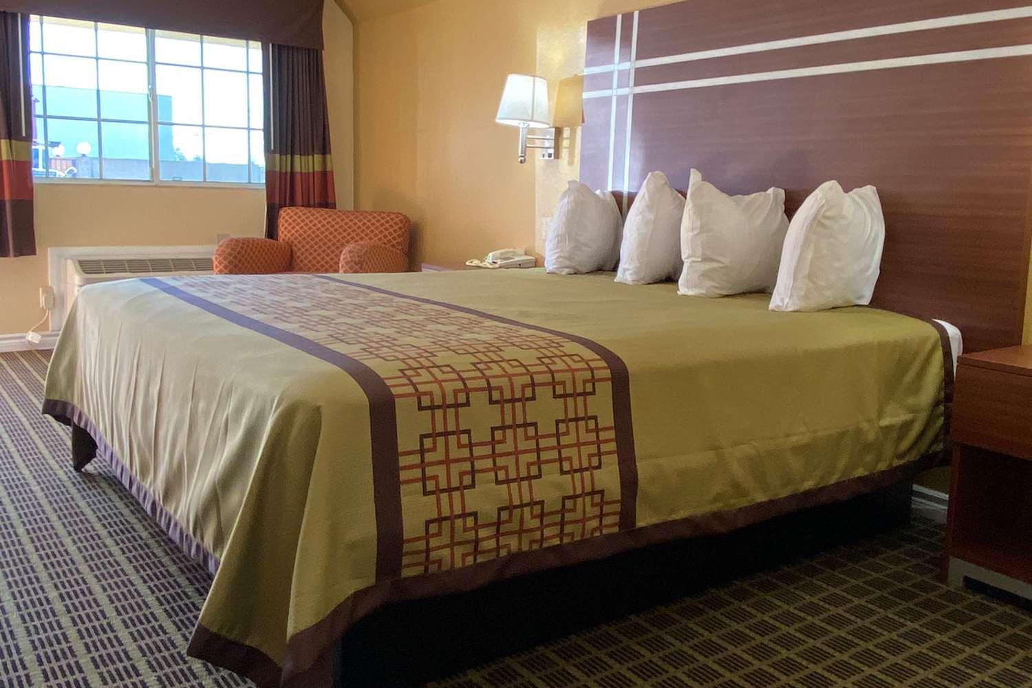 1 King Bed Accessible Non-Smoking image