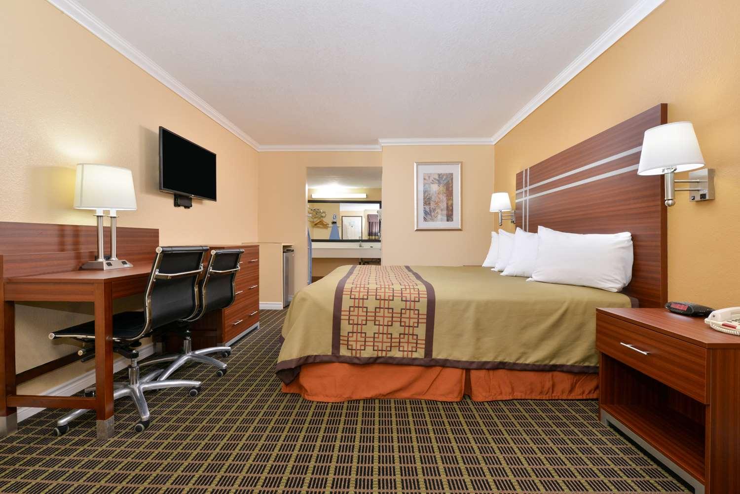 1 King Bed Non-Smoking image