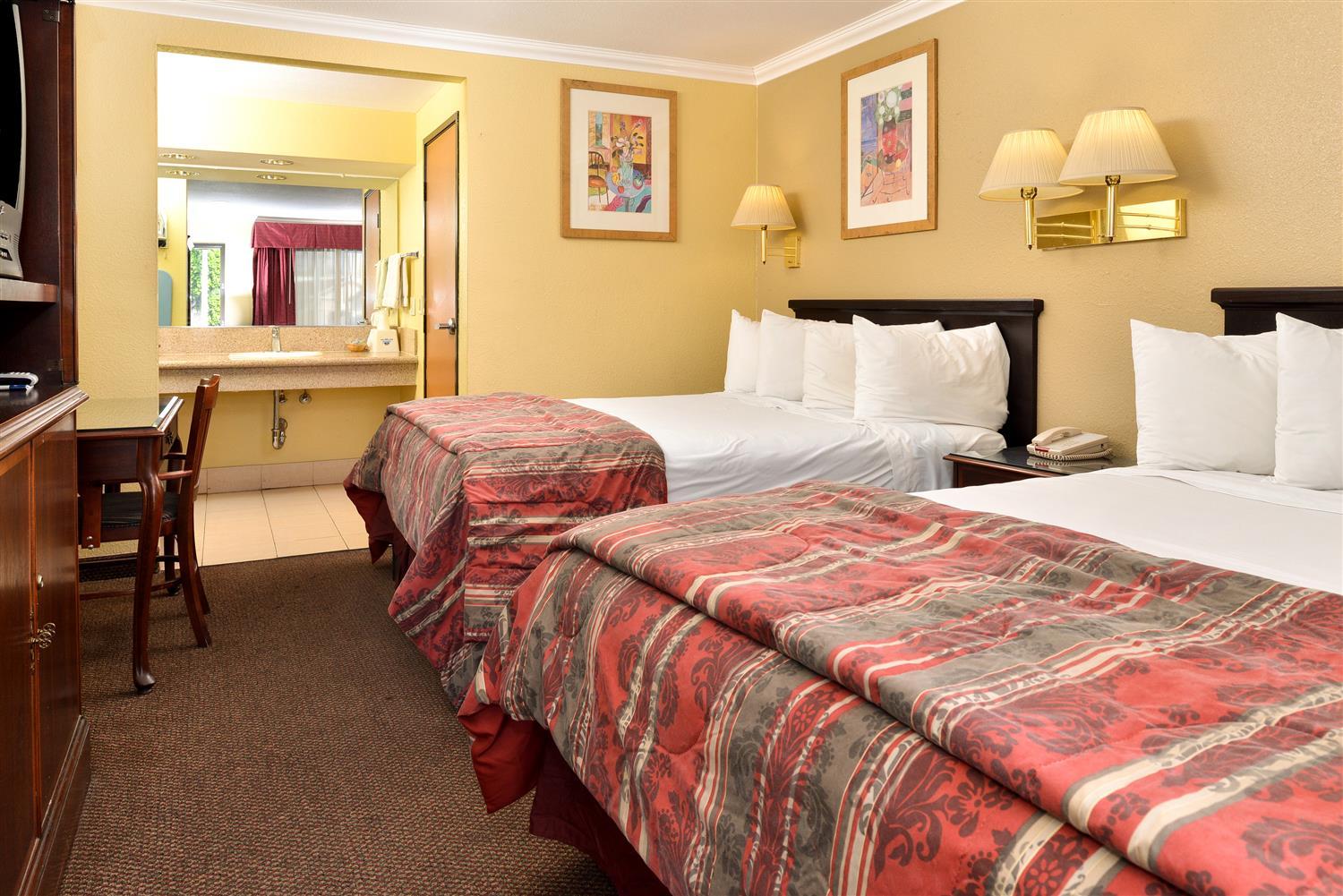 2 Queen Beds Non-Smoking image