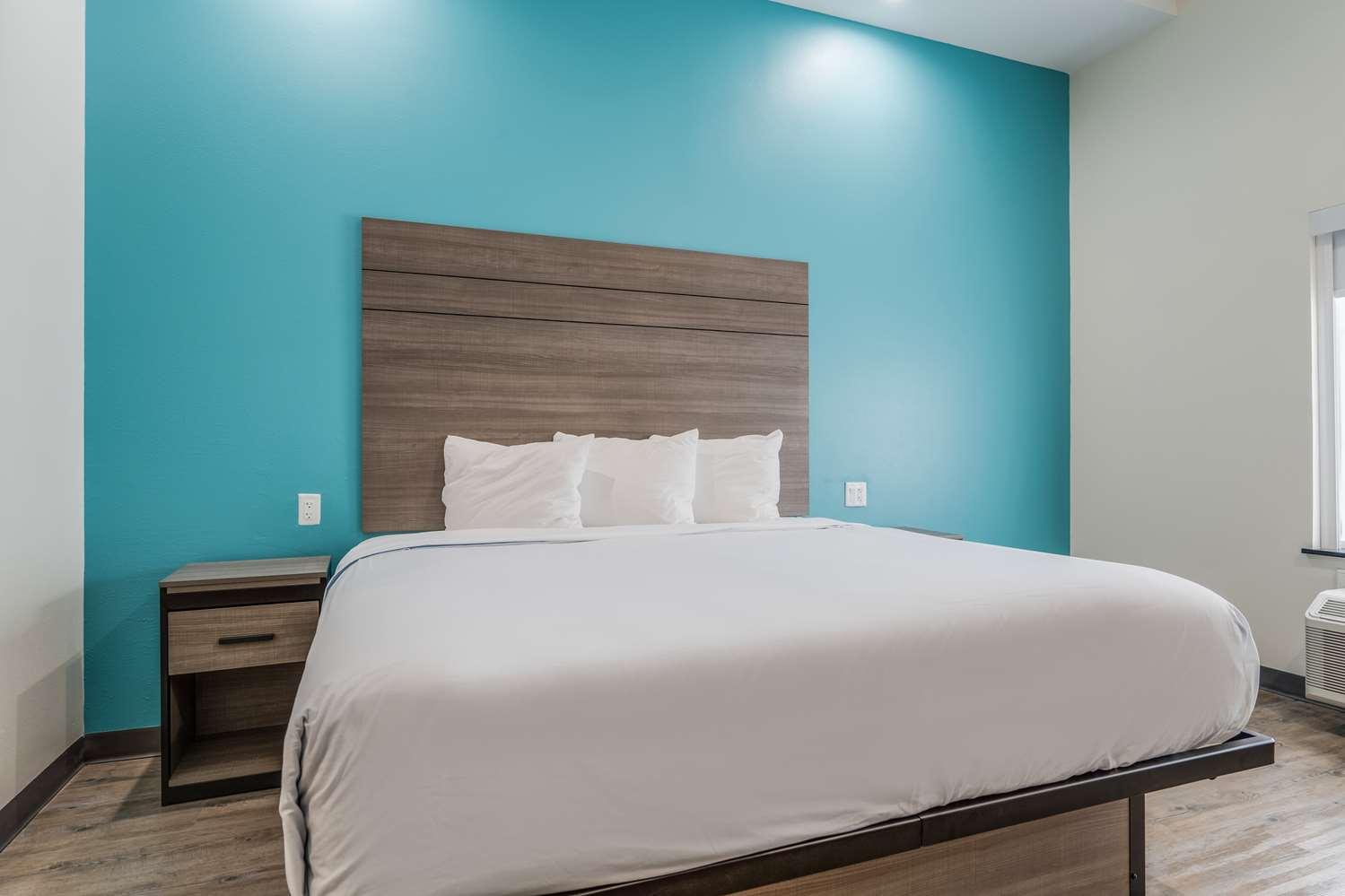1 King Bed Non-Smoking image