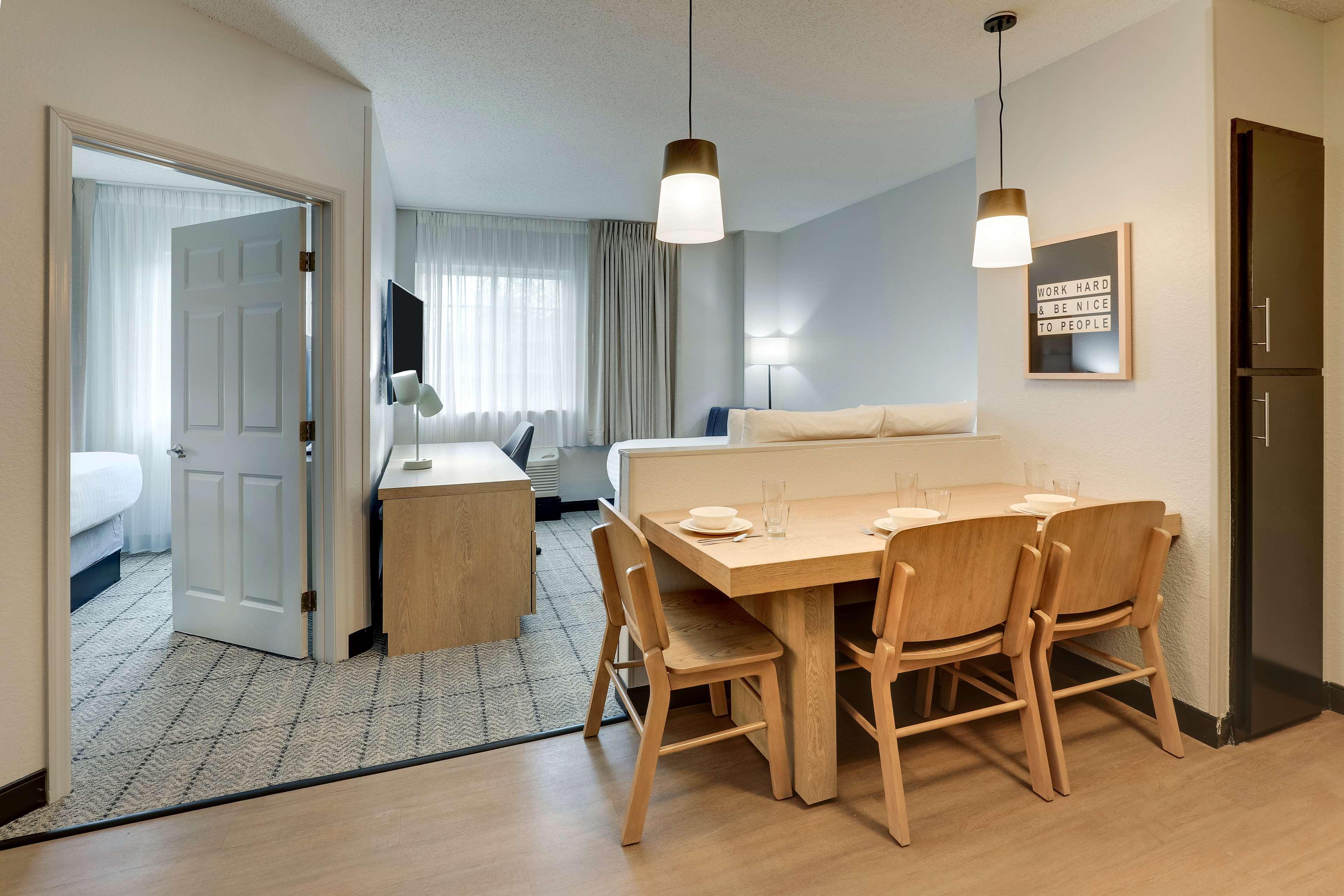 One Bedroom King + Queen - Hearing Accessible image