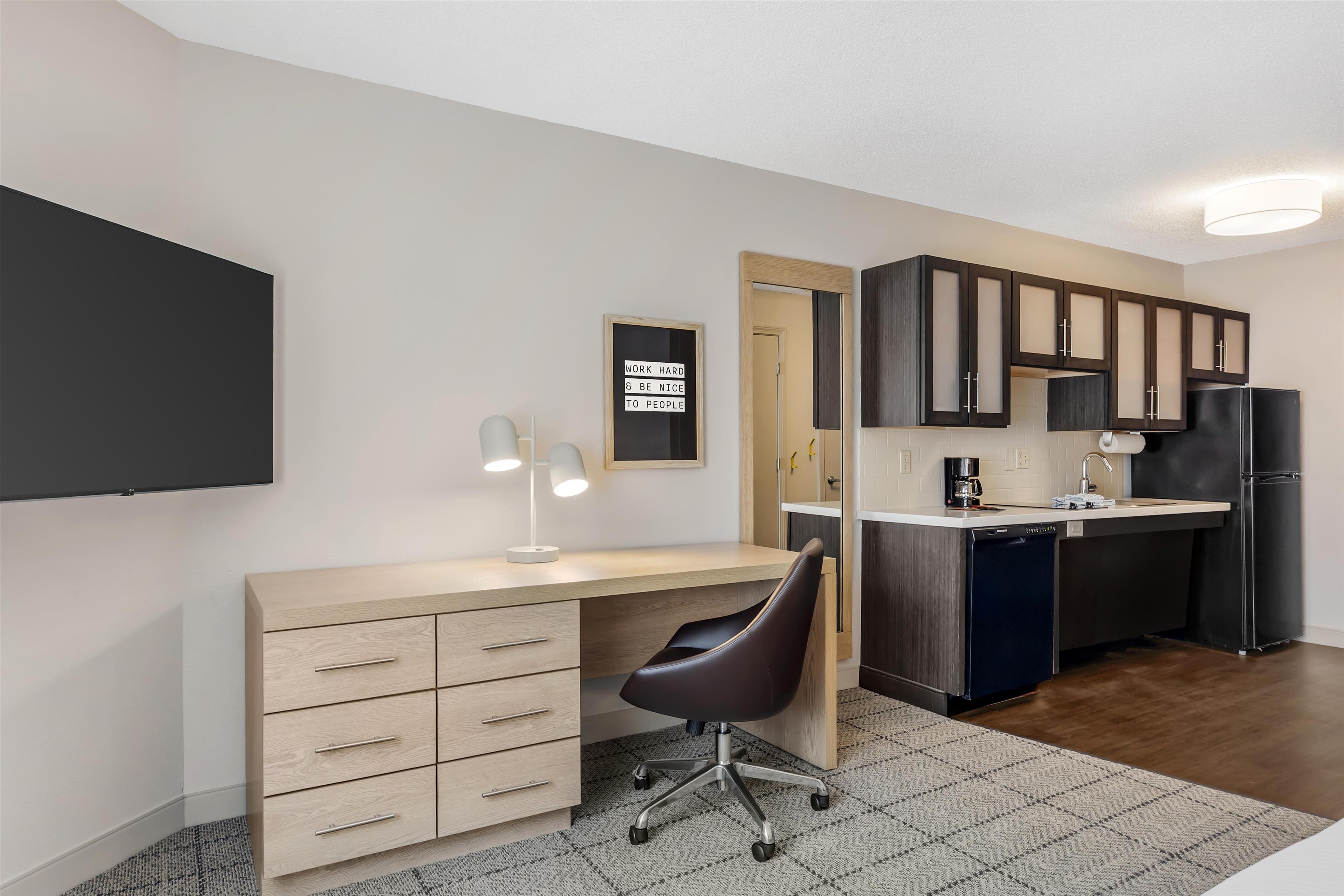 Studio Suite - Queen - Mobility Accessible - Tub image