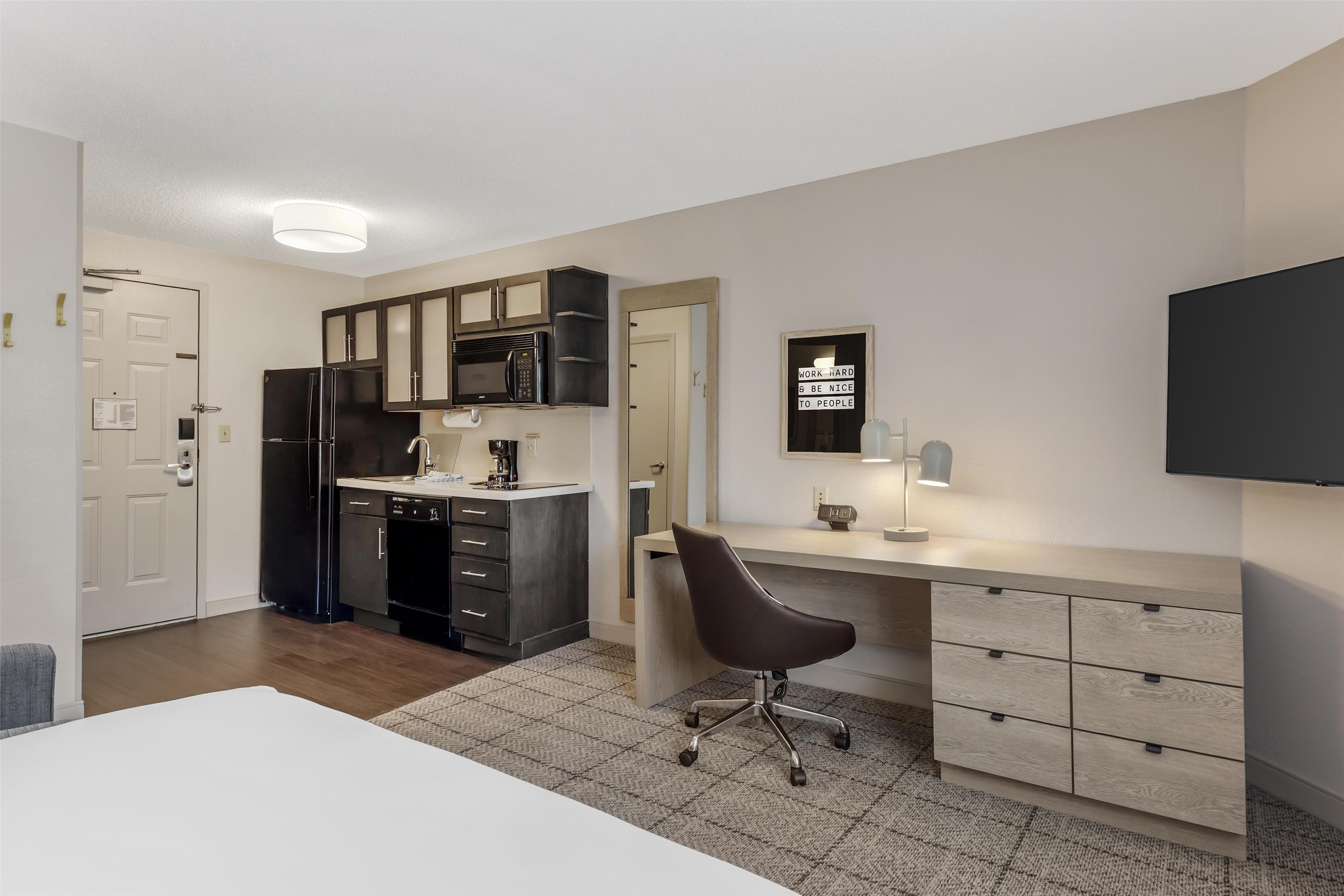 Studio Suite - Queen image