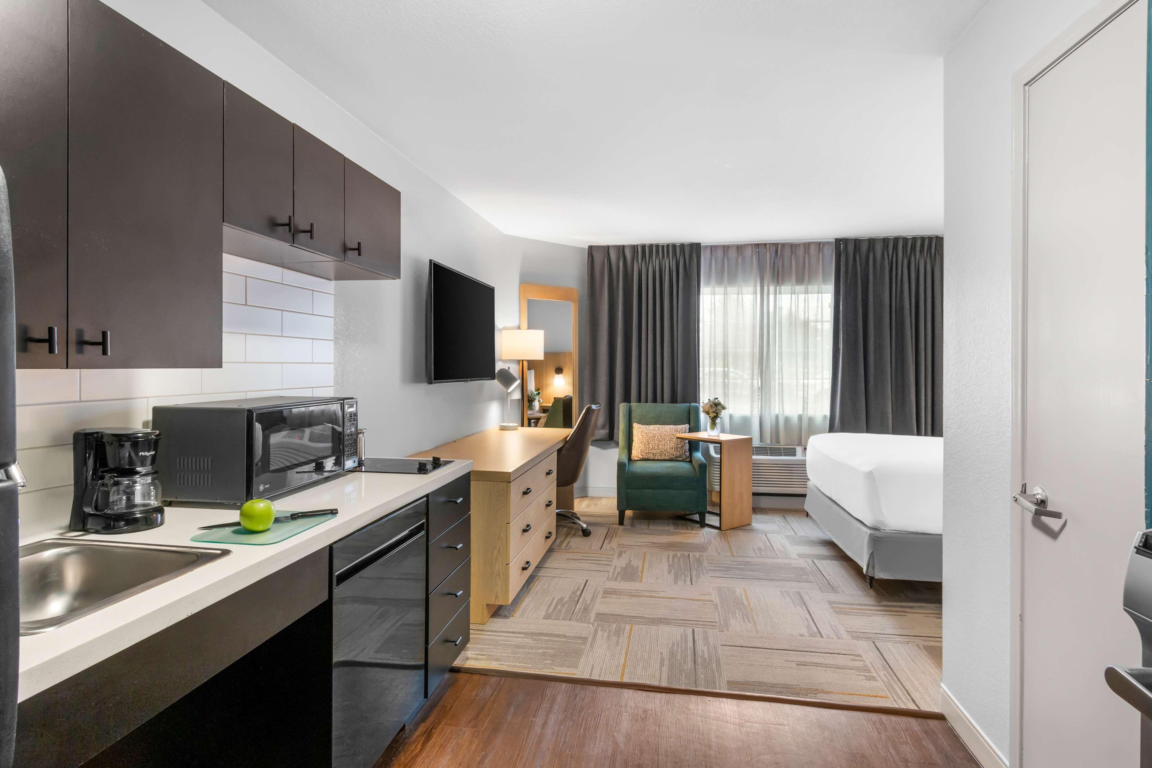 Studio Suite - Queen - Mobility Accessible - Tub image