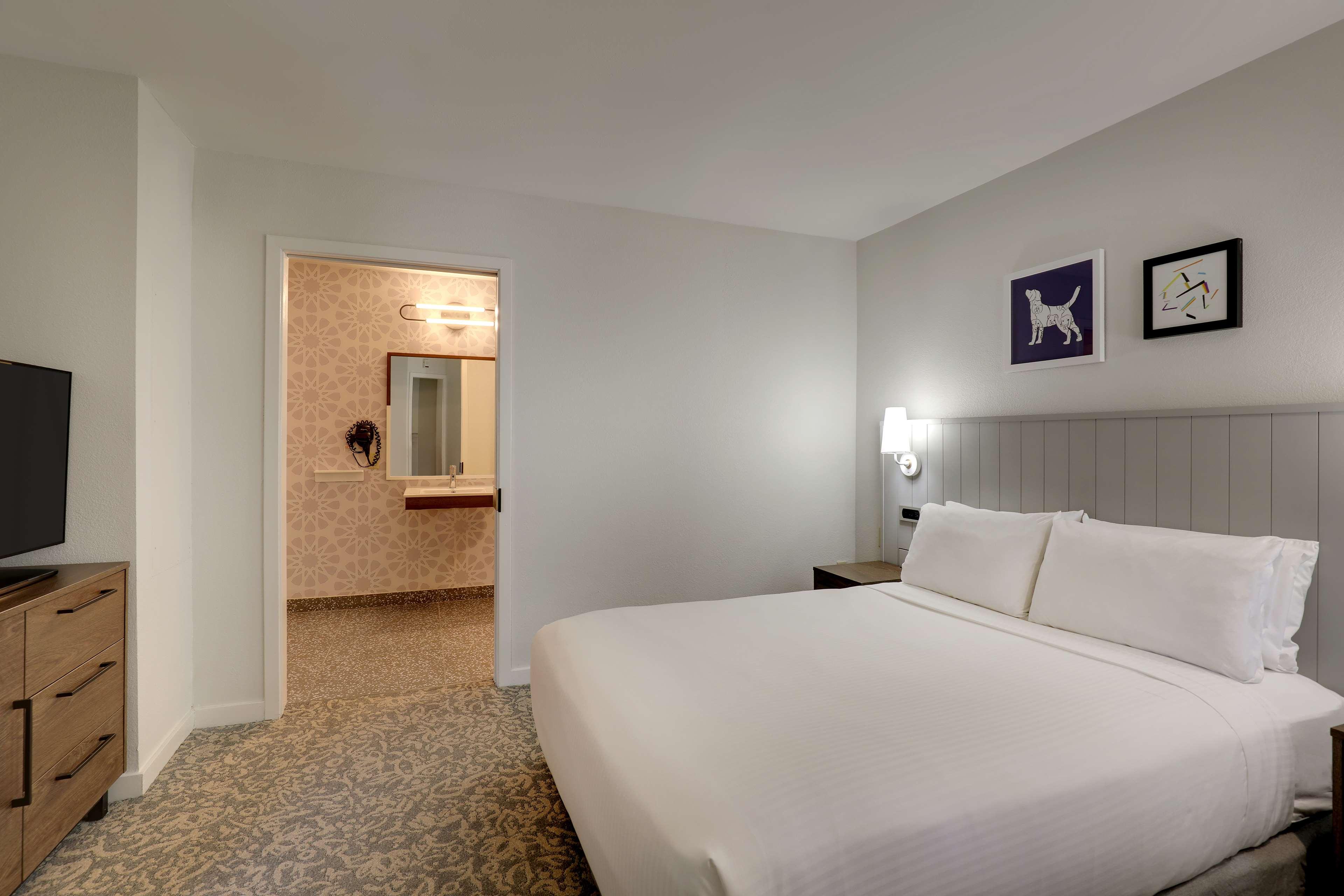 One Bedroom Suite - Queen - Mobility Accessible - Roll-In Shower image