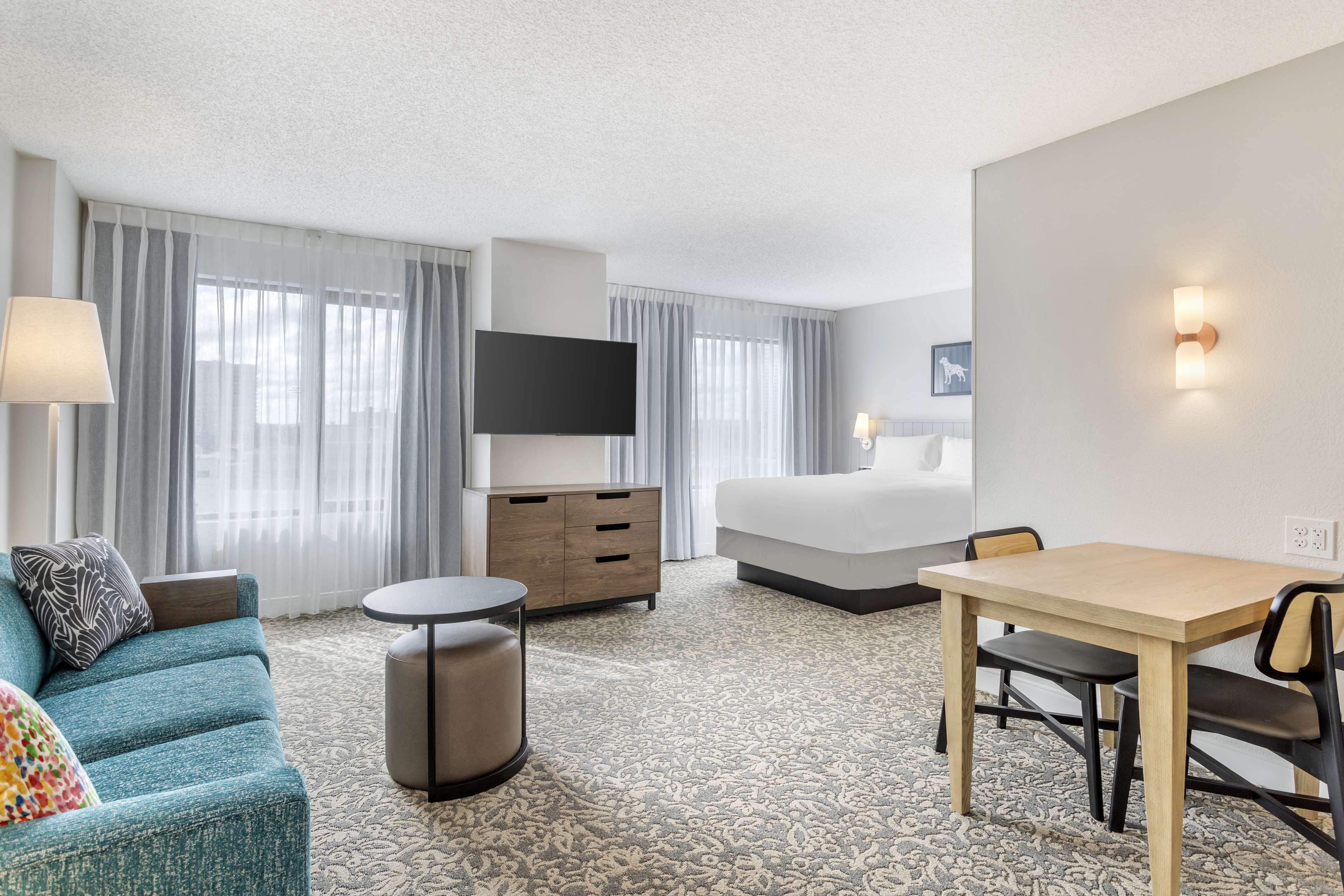 Studio Suite - Queen - Mobility Accessible - Tub image