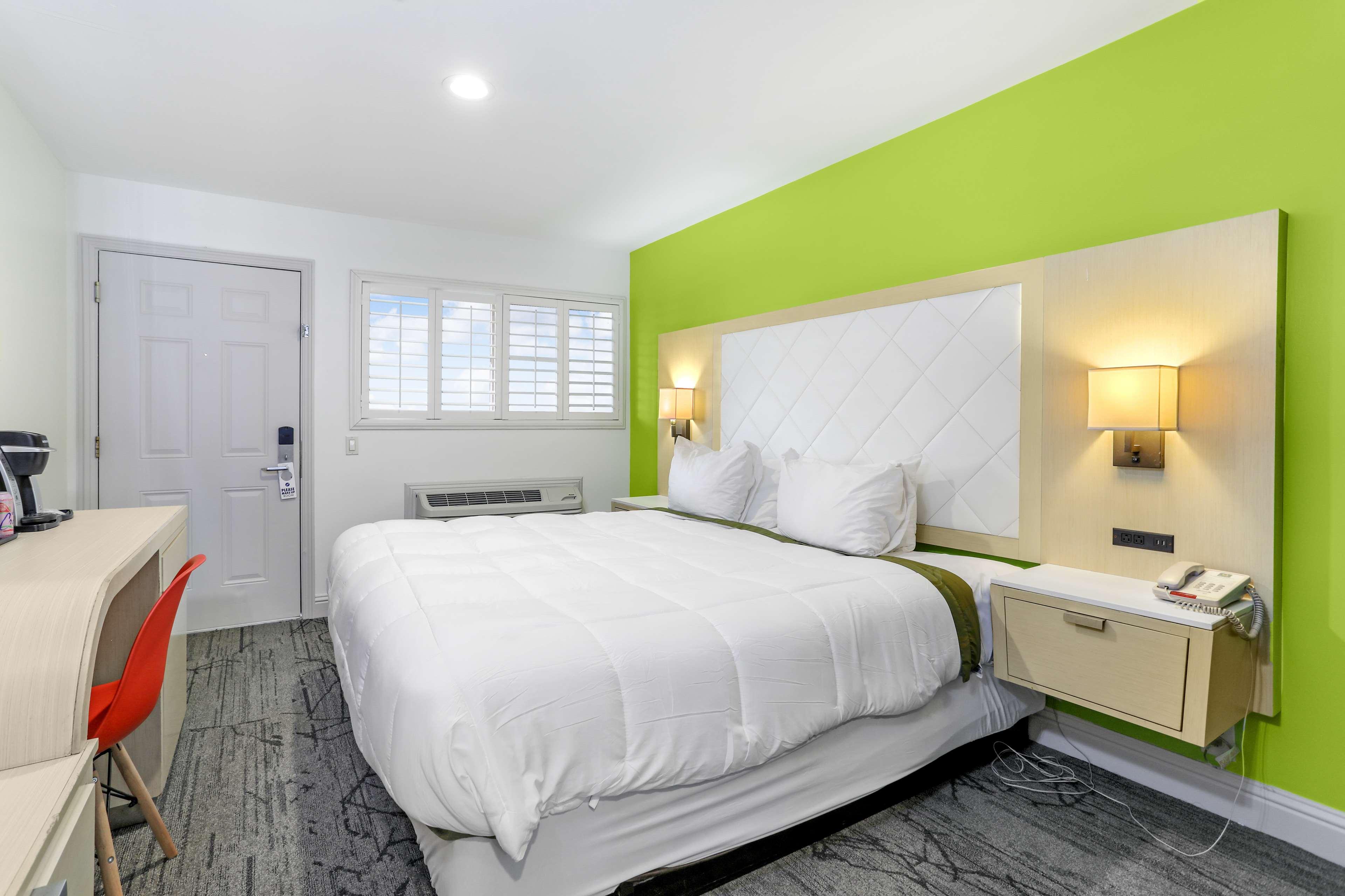 1 King Bed image