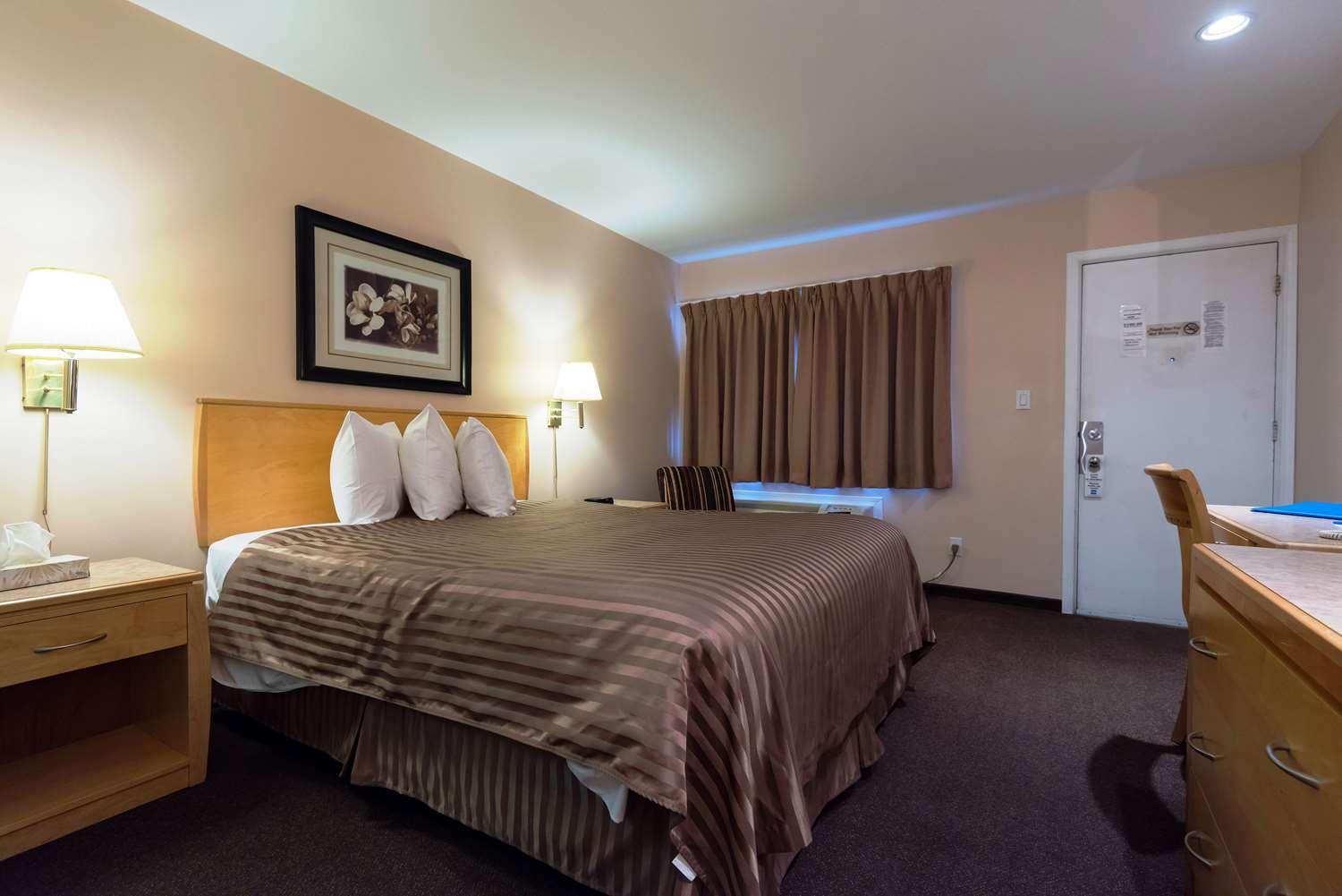 1 Queen Bed Non-Smoking image