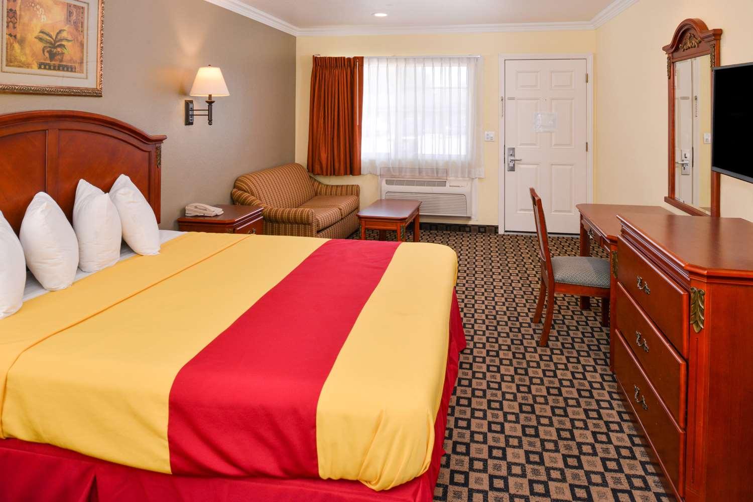 1 King Bed Mini Suite image